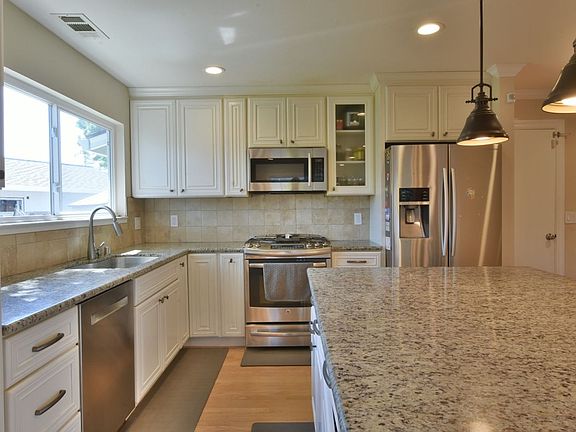 3rd image of 10510 Baywood Ct