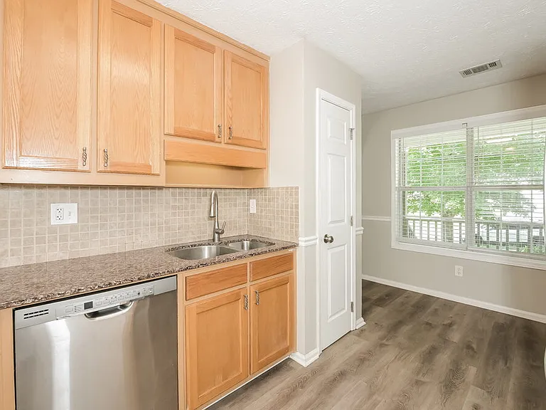 810 Windsor Dr — Photo 7
