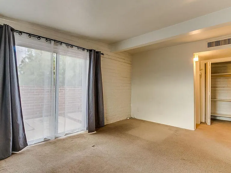 1130 E Linden St — Photo 5