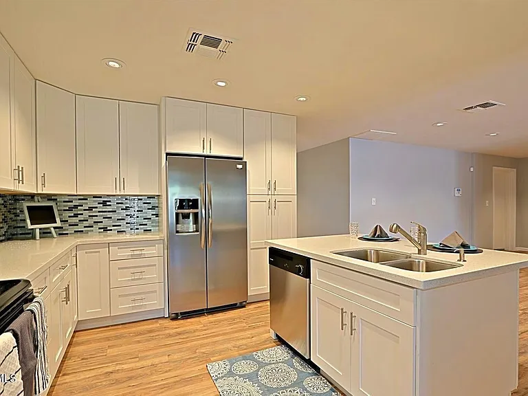 14 E Balboa Dr — Photo 3