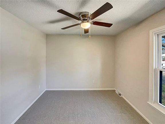 5th image of 512 NW Brad Cir