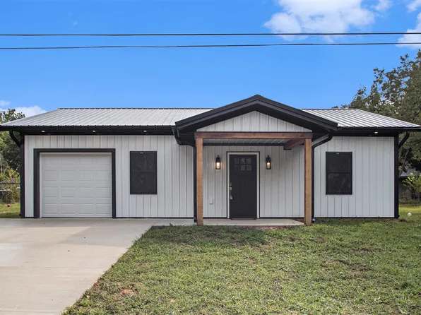 70041 Sheridan Dr, Edwardsburg, MI 49112