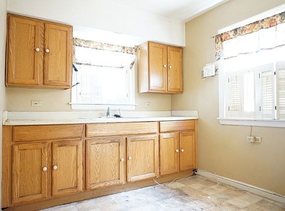 5th image of 10531 S King Dr