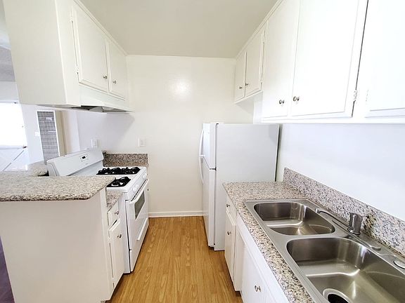 5th image of 975-991 Ventura Ave #975-4