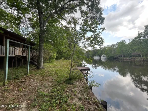 13131 Snug Harbor Rd, Biloxi, MS 39532