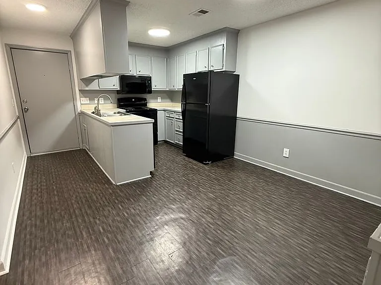 Stonehenge Apartments — Photo 4