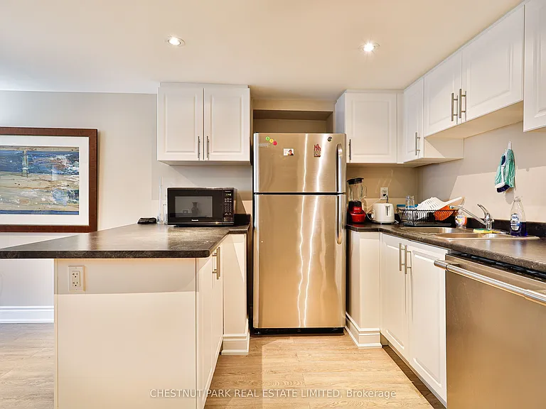 515 Spadina Rd #LOWER FRONT — Photo 8