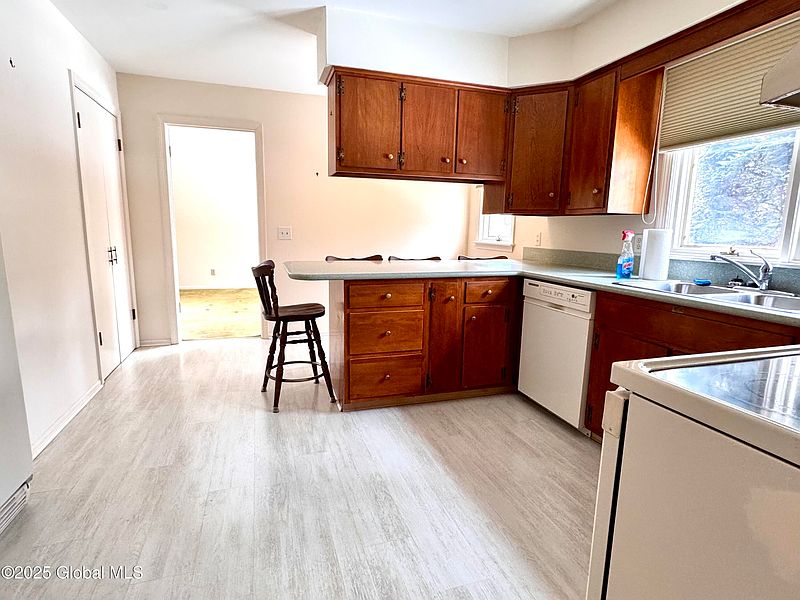 2nd image of 33 Twicwood Lane