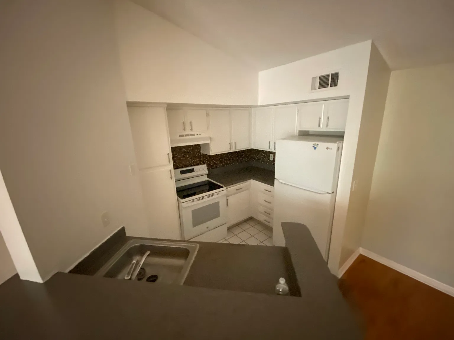 2 bed, 934 sqft, $1,300 — Photo 3