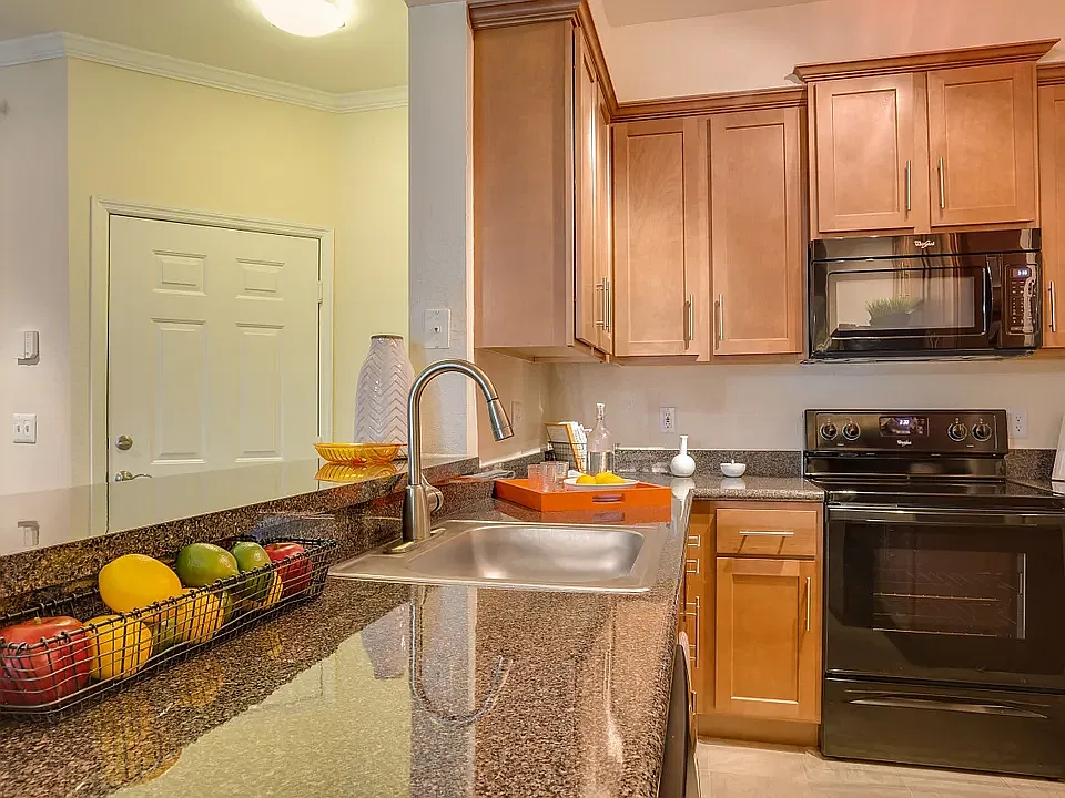 2 bed, 900 sqft, $1,795 — Photo 2