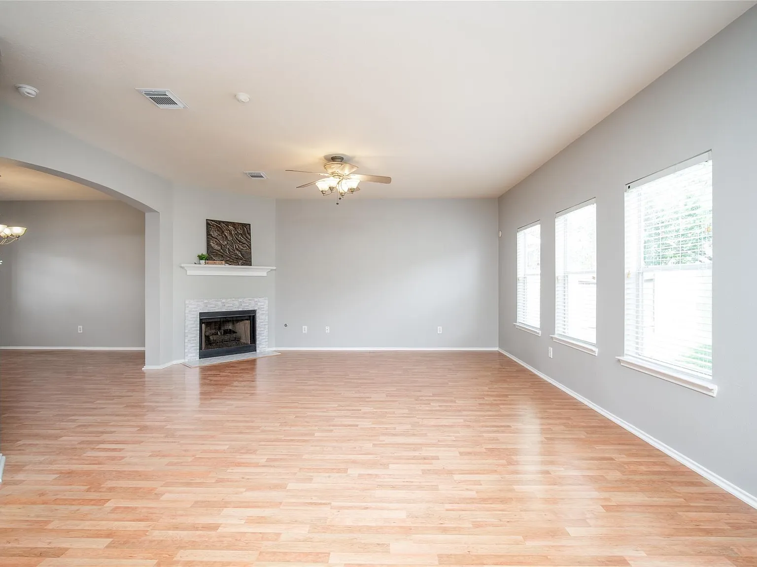 4 bed, 2.5 bath, 2415 sqft, $2,400 — Photo 2