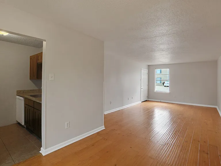 Woodland Trace Apartments — Photo 37