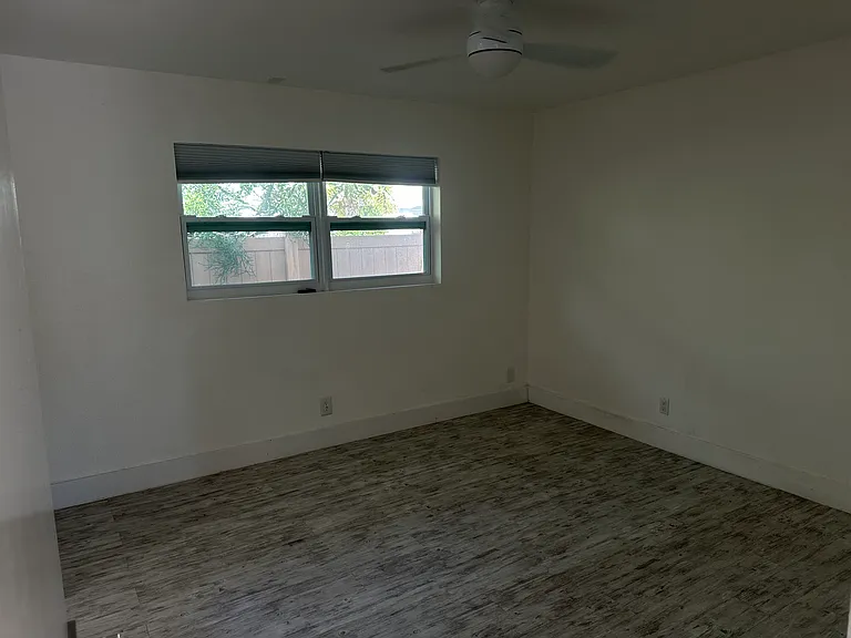 35 SW 6th St #2 — Photo 14