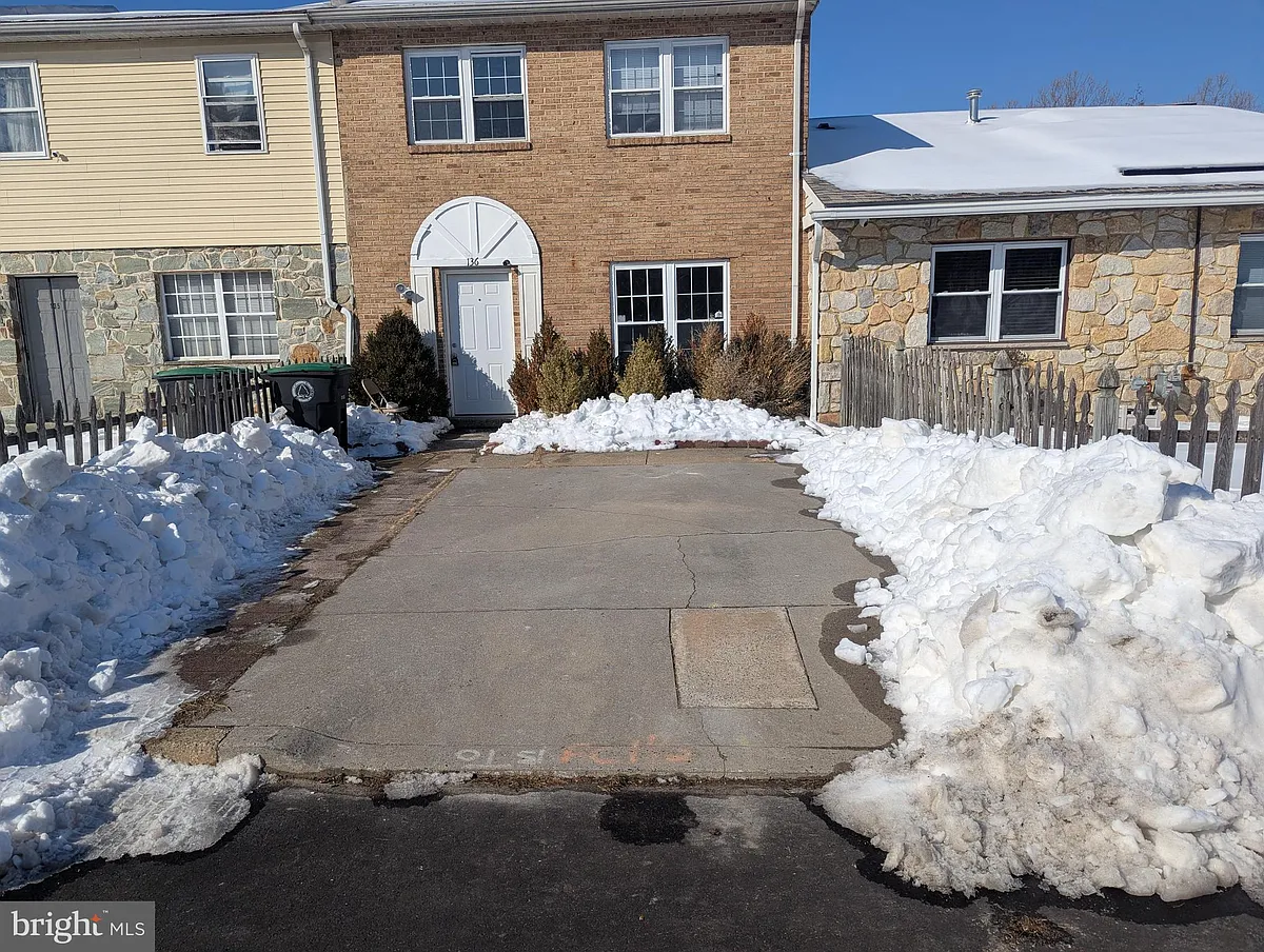 Building Photo - 136 Colonial Square Dr