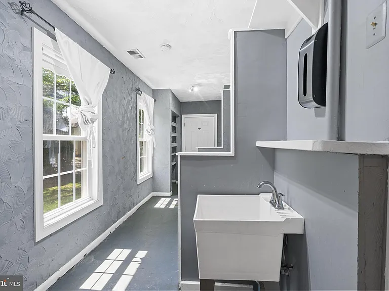 13604 Wisteria Dr — Photo 32