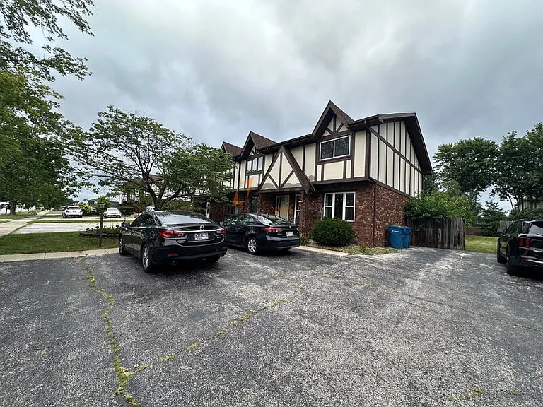 711 Wellington Dr — Photo 2