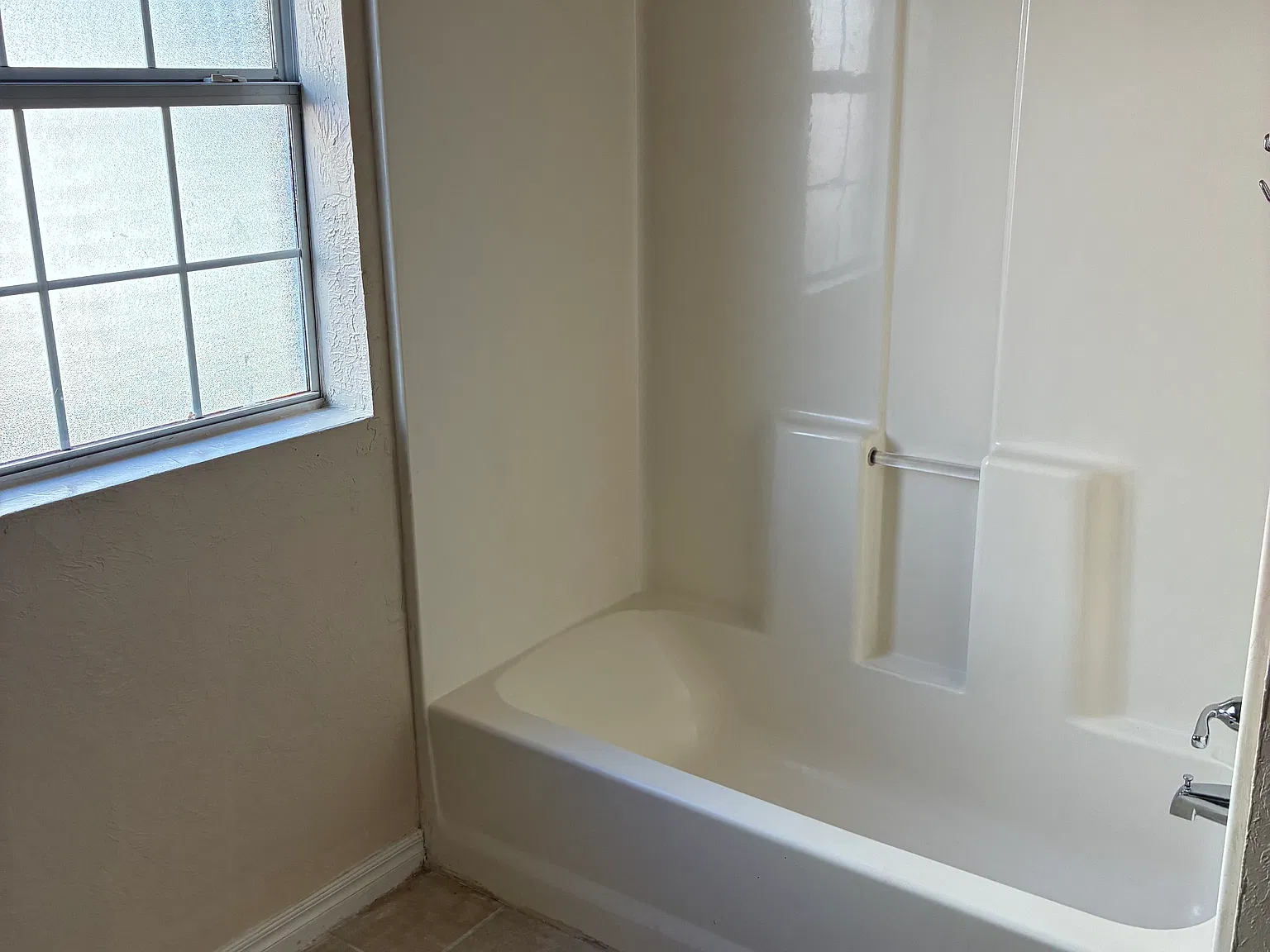 3 bed, 1600 sqft, $1,200 — Photo 3