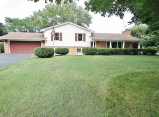 10401 Geneva Dr, Roscoe, IL 61073