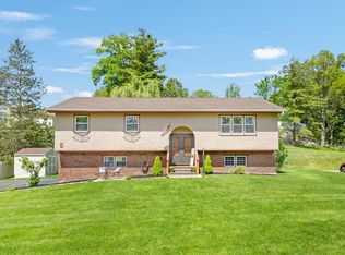 5 Bird Ln, Poughkeepsie, NY 12603