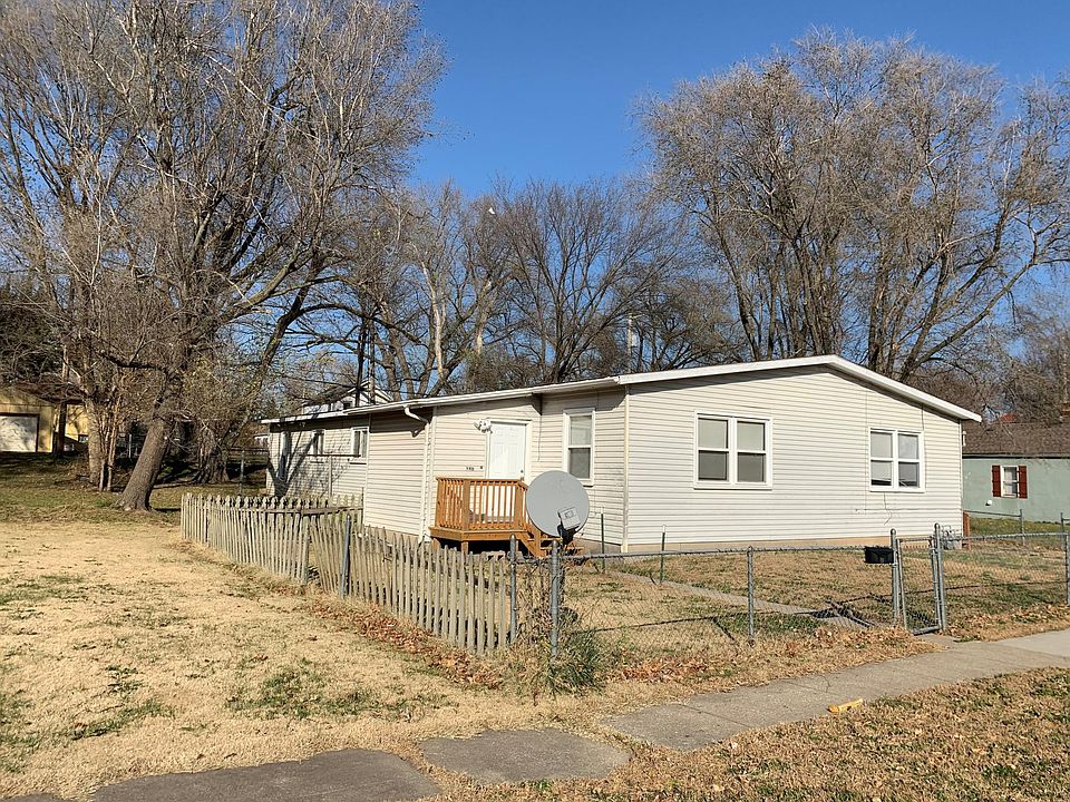 220 duplex large yard left side vacant