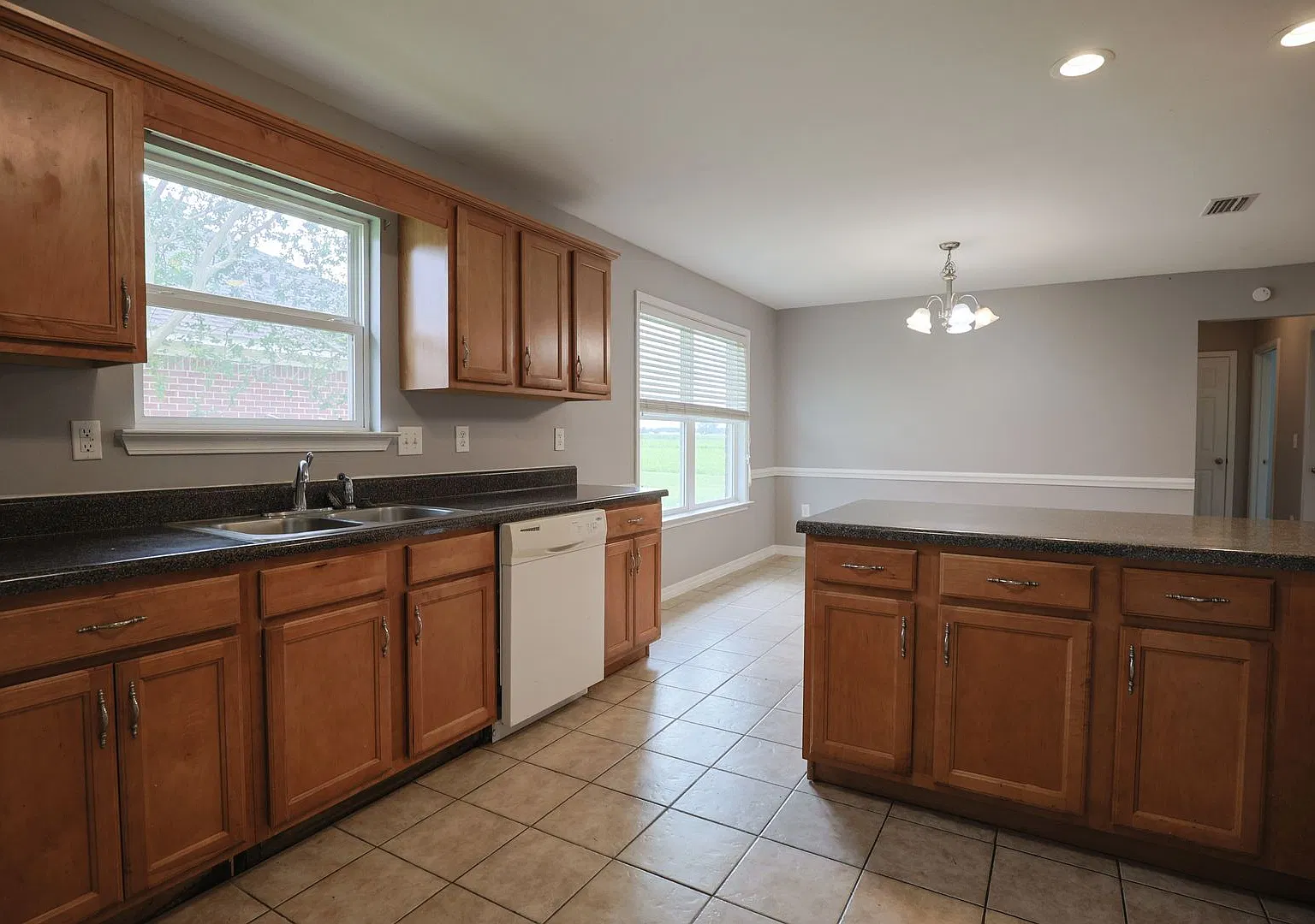 Beautiful 3-Bedroom Home in Overton Place — Photo 2