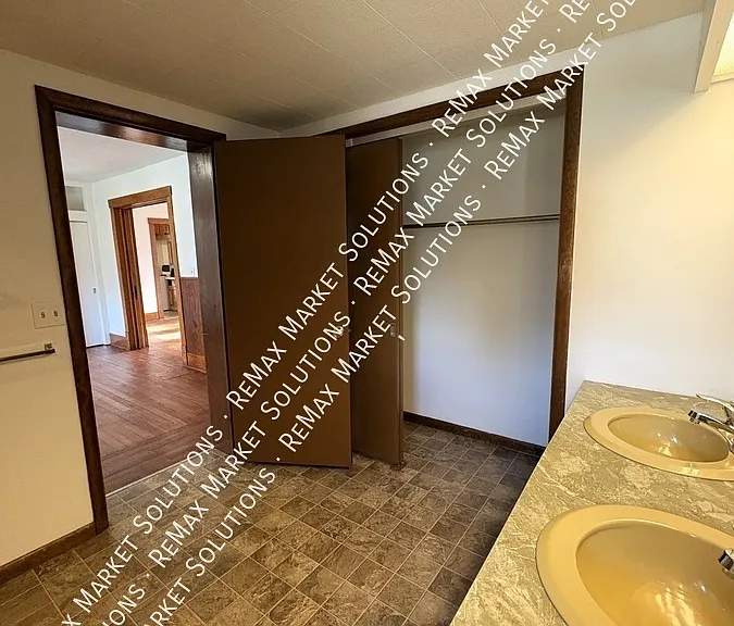 541 Park Ave — Photo 12