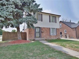 20704 Roscommon St, Harper Woods, MI 48225