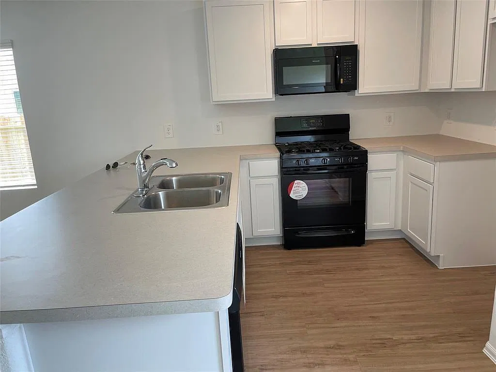 3 bed, 2.0 bath, 1461 sqft, $1,800 — Photo 3