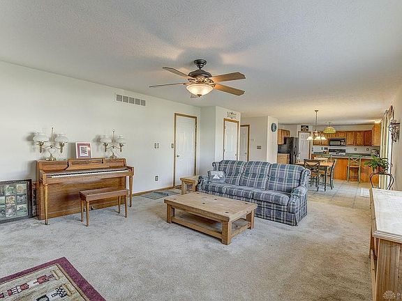 3rd image of 819 Harbor Pl