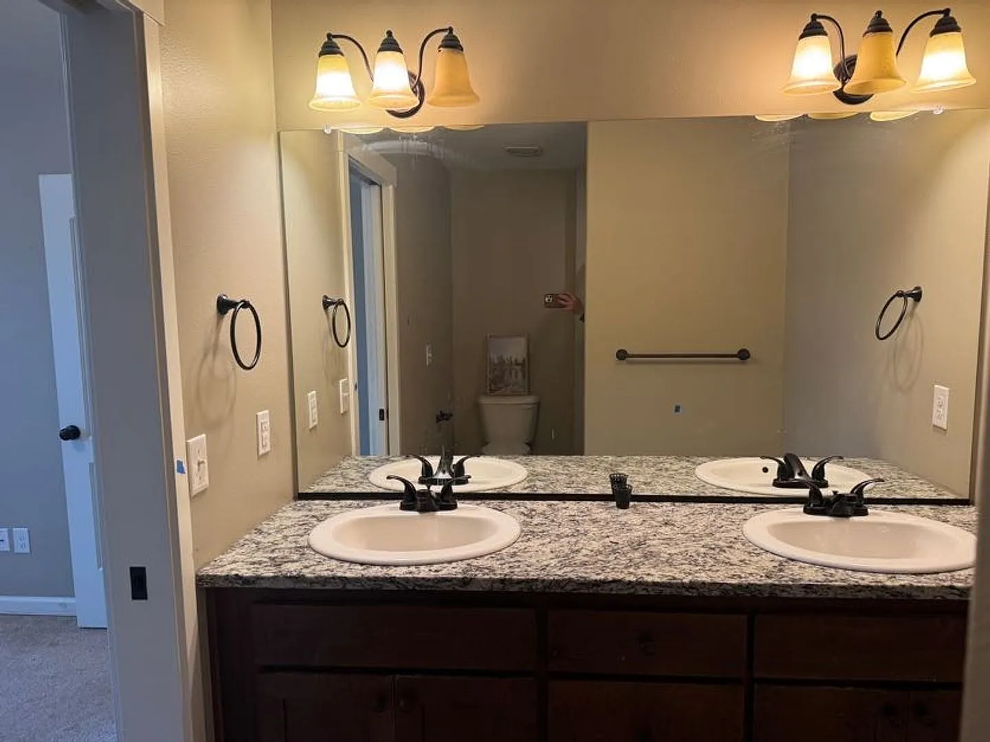Spacious 3 Bedroom, 2.5 Bathroom Home in Prime Location — Photo 2