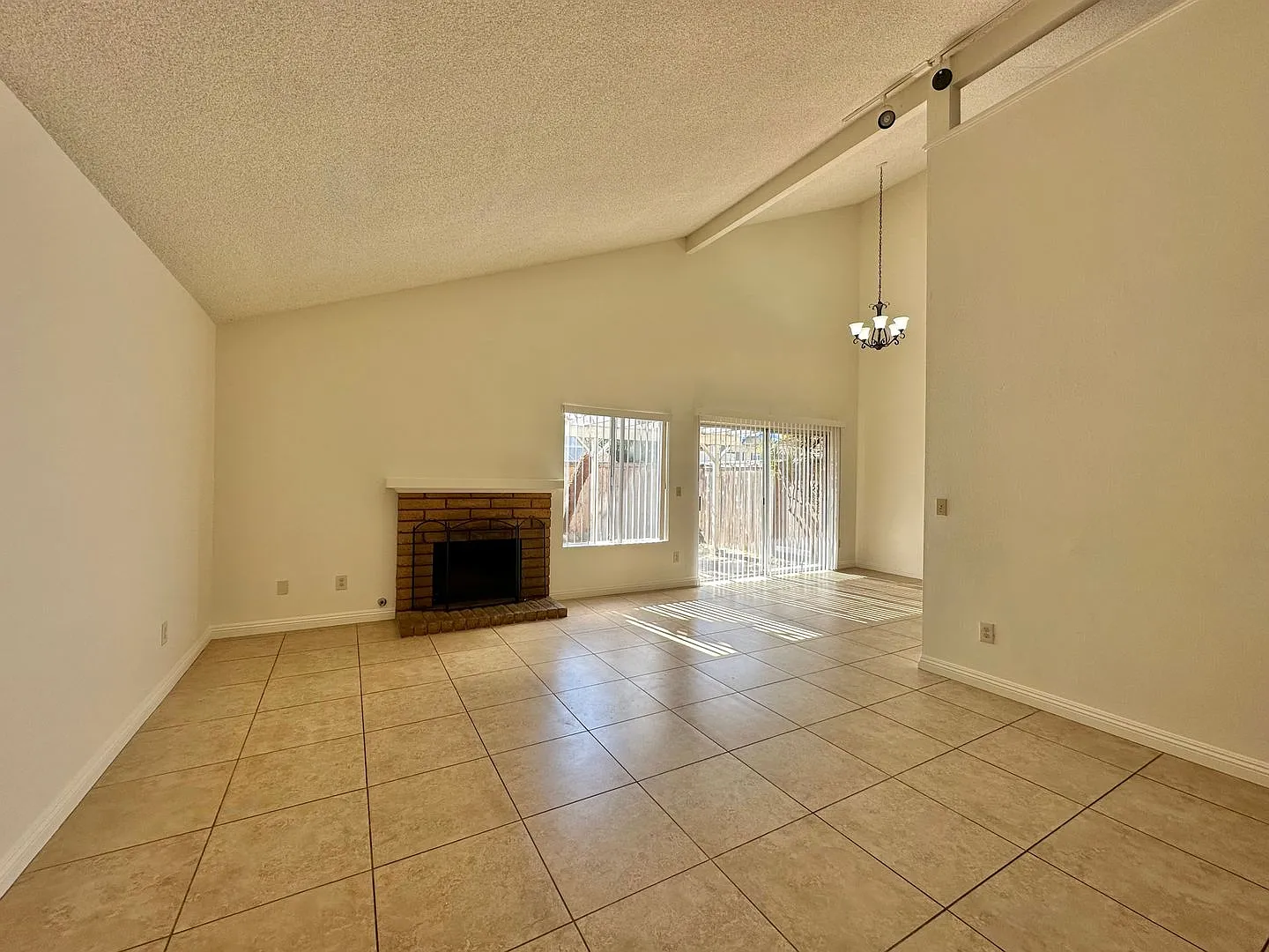 Spacious 3 bedroom plus bonus room in Paradise Hills! — Photo 2