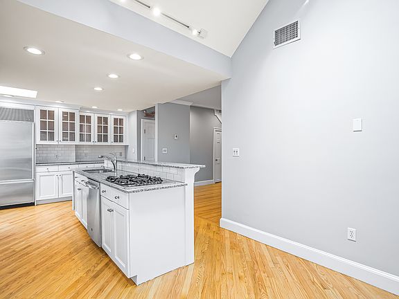 4th image of 11 Elmwood Ave #11