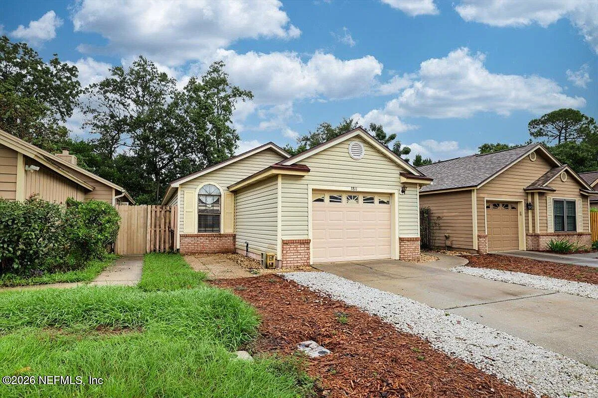 3 bed, 2.0 bath, 1241 sqft, $1,895 — Photo 2