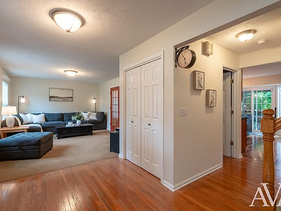 4th image of 9040 Cedarview Ave