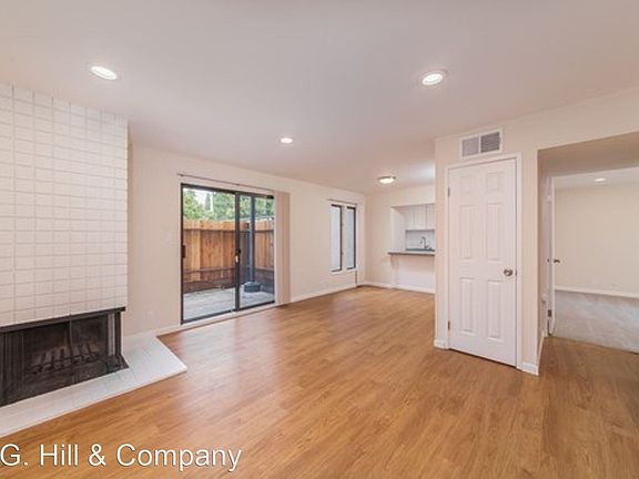 5th image of 1960 Desert Cir APT 3