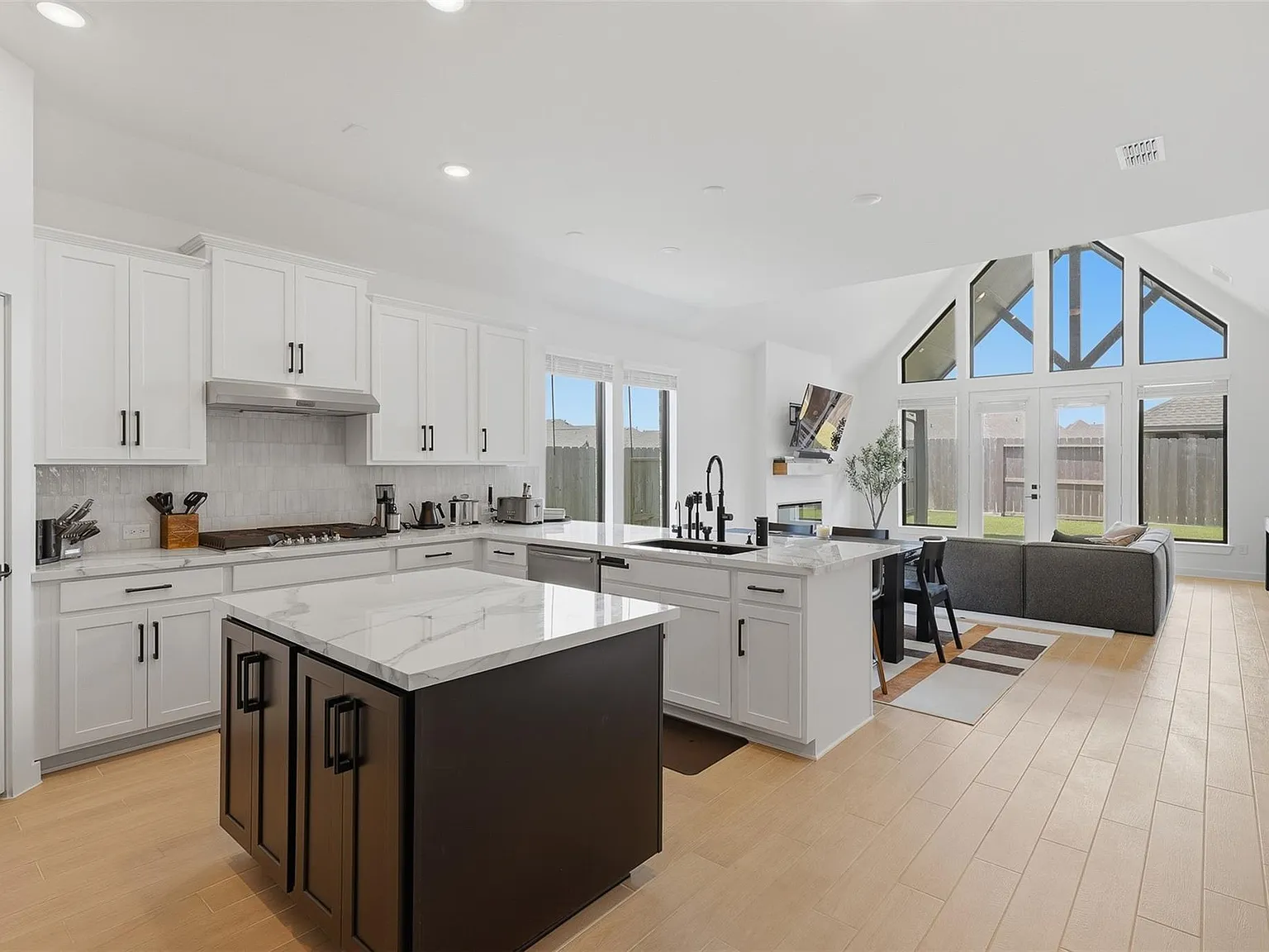 4 bed, 3.0 bath, 2077 sqft, $3,300 — Photo 3