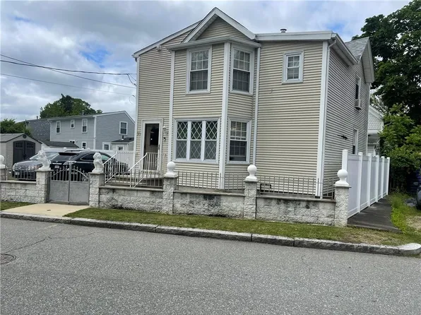 50 Washington Ave E, Riverside, RI 02915