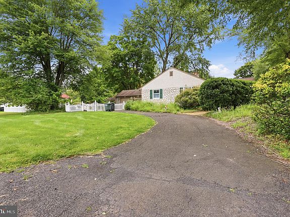 3rd image of 1011 Bristol Rd