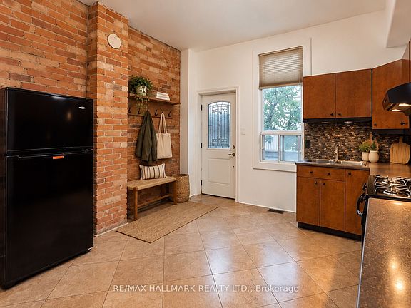 3rd image of 10 Woodgreen Pl