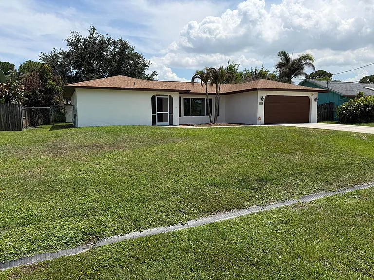 450 SW Eyerly Ave — Photo 3