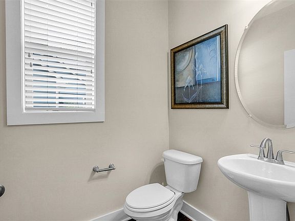 5th image of 128 Summer Oak Ln