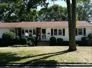 40 Foxcroft Ave, Warwick, RI 02889