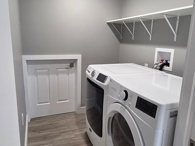 398 Kingsway St E #2 — Photo 11