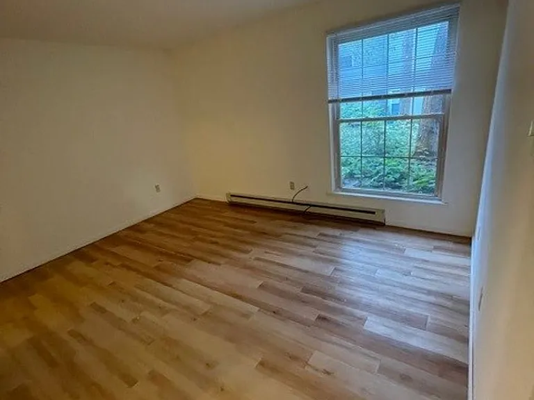 University Park Apartments near Cornell University — Photo 406