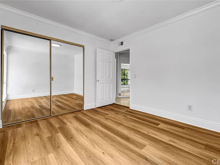 305 Columbia St — Photo 26