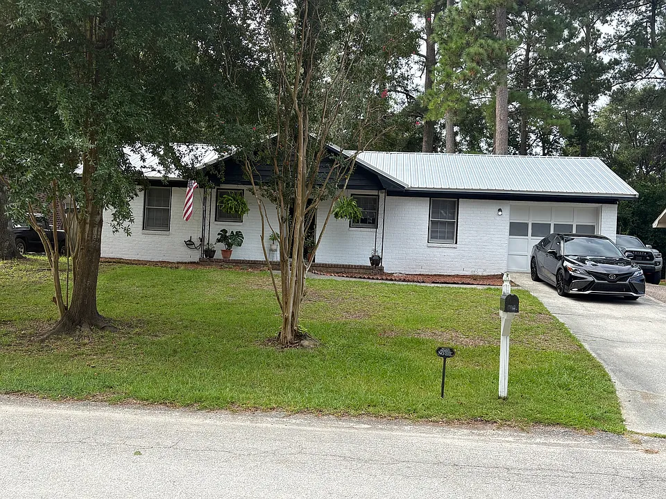 211 Crestwood Dr