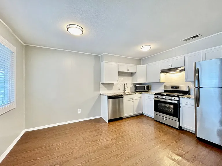 Sundance Apartments — Photo 40