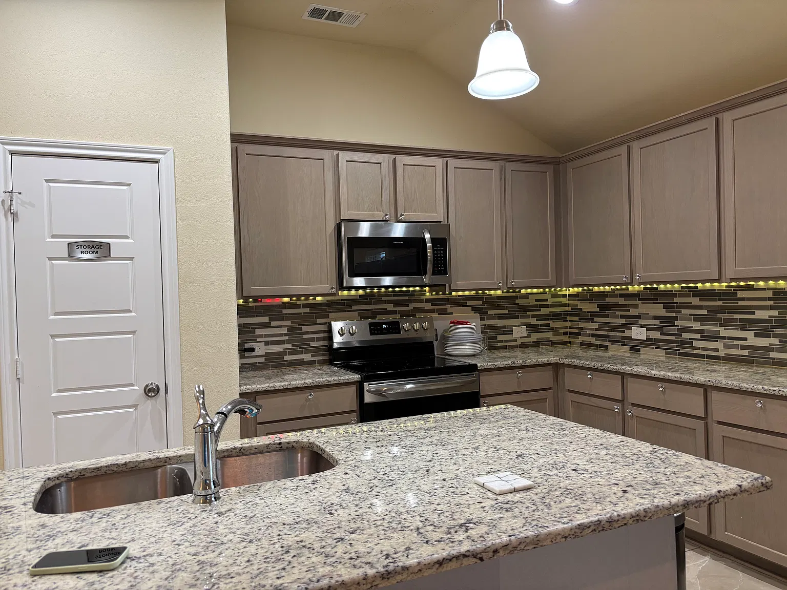 4 bed, 2200 sqft, $2,700 — Photo 2
