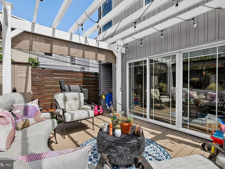 2328 E Fletcher St — Photo 17