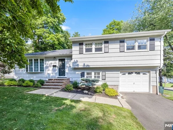 1 Crest Dr, Montvale, NJ 07645